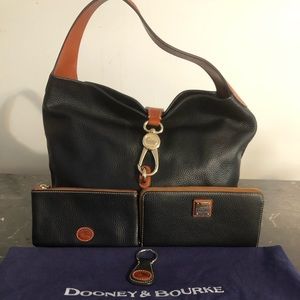 Black Dooney & Burke Hobo bag with all the extras!